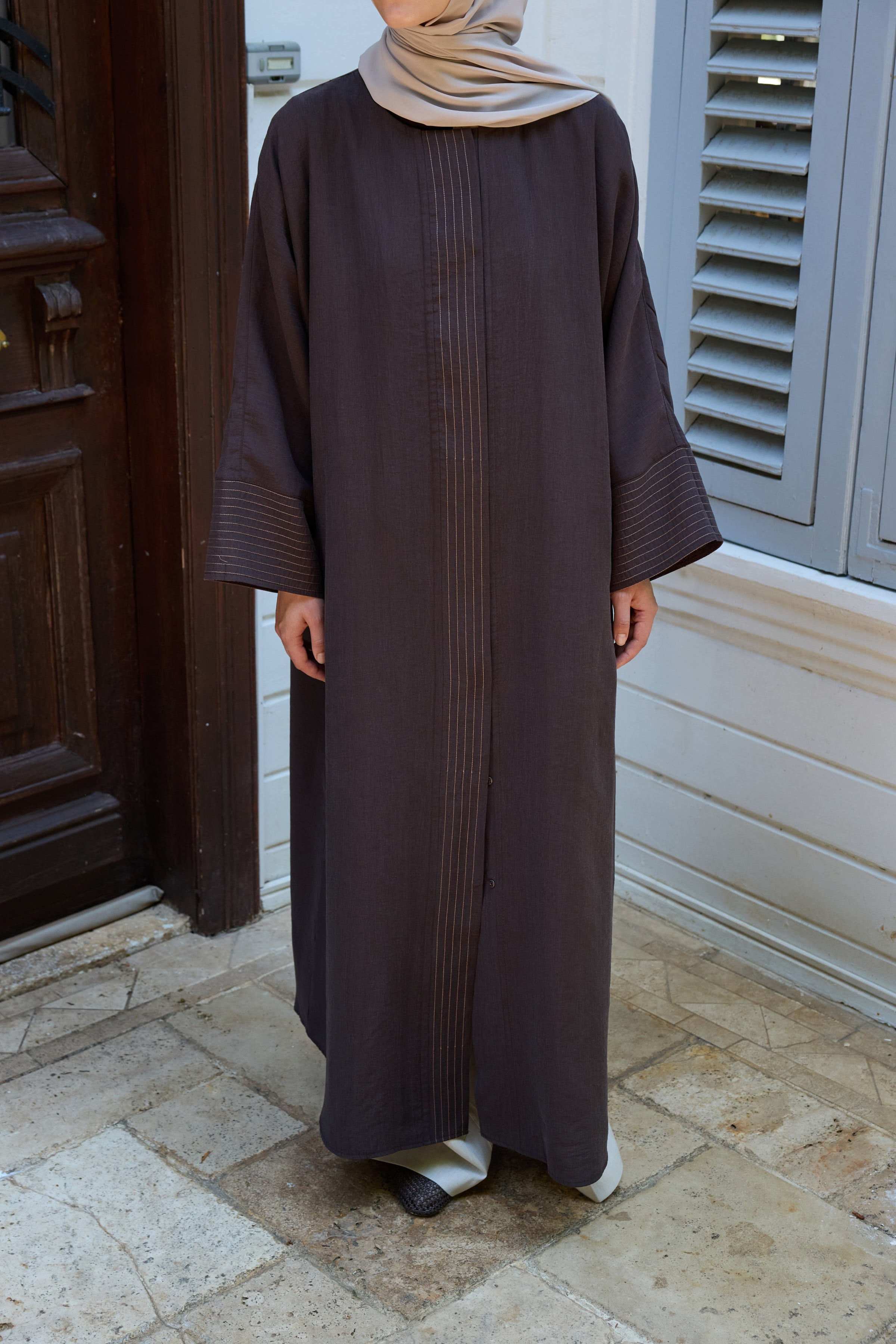 ÇİZGİ DETAYLI KAHVERENGİ TENSEL ABAYA Hubab Abaya