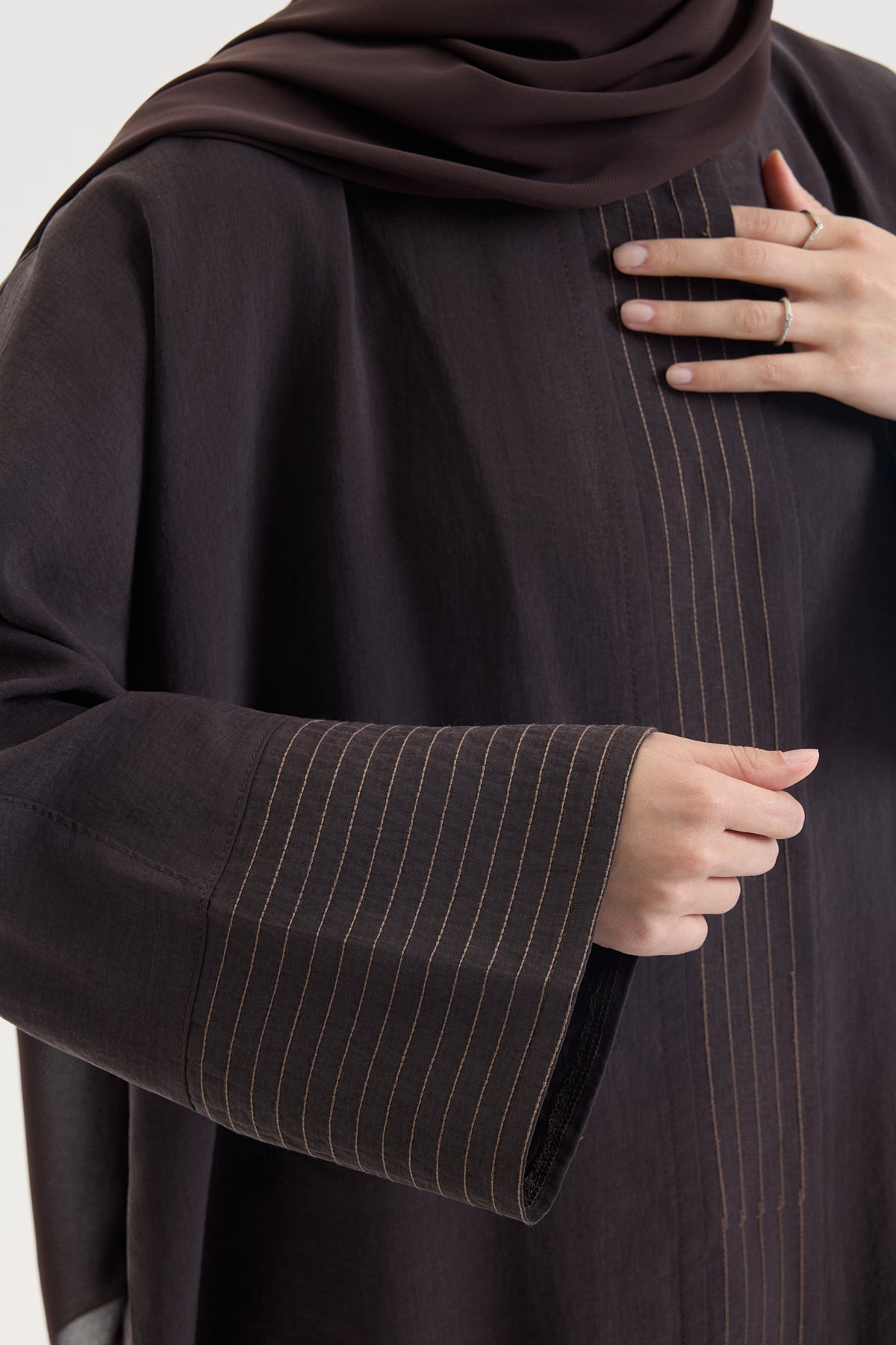 ÇİZGİ DETAYLI KAHVERENGİ TENSEL ABAYA Hubab Abaya