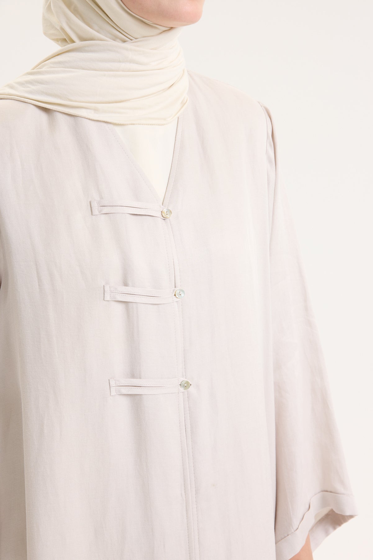BRİT DETAYLI İNCİ KUPRA ABAYA Hubab Abaya