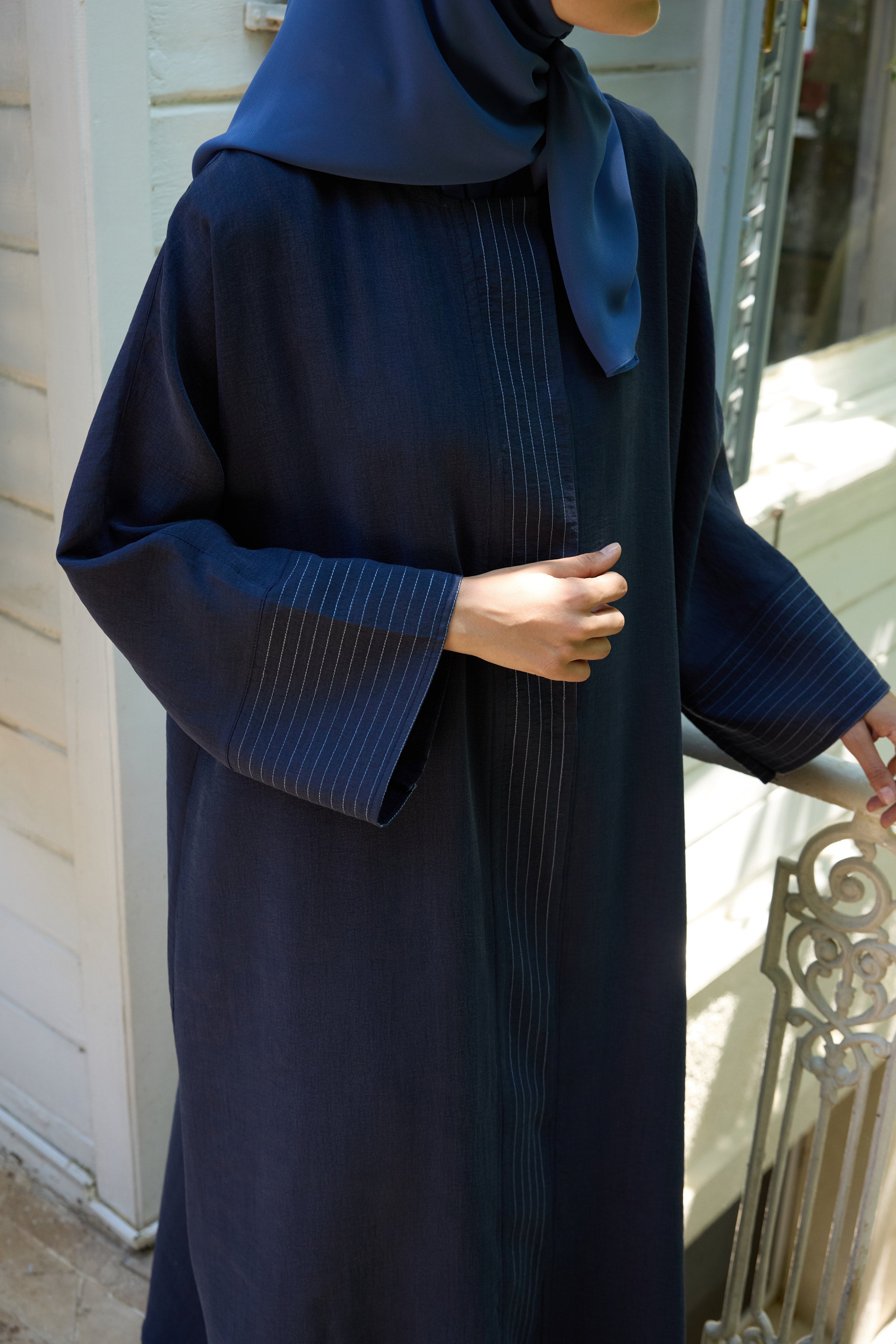 ÇİZGİ DETAYLI LACİVERT TENSEL ABAYA Hubab Abaya