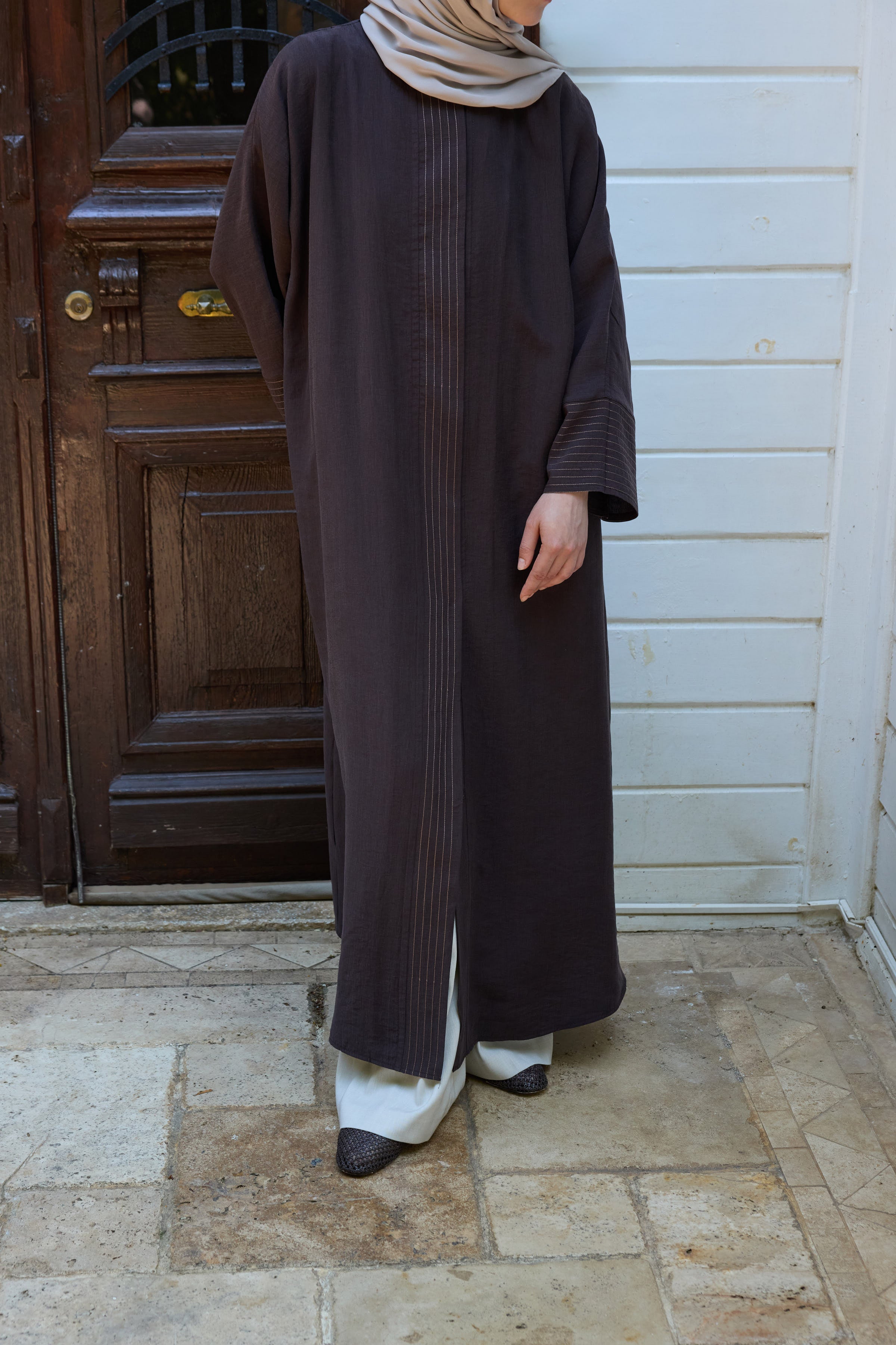 ÇİZGİ DETAYLI KAHVERENGİ TENSEL ABAYA Hubab Abaya