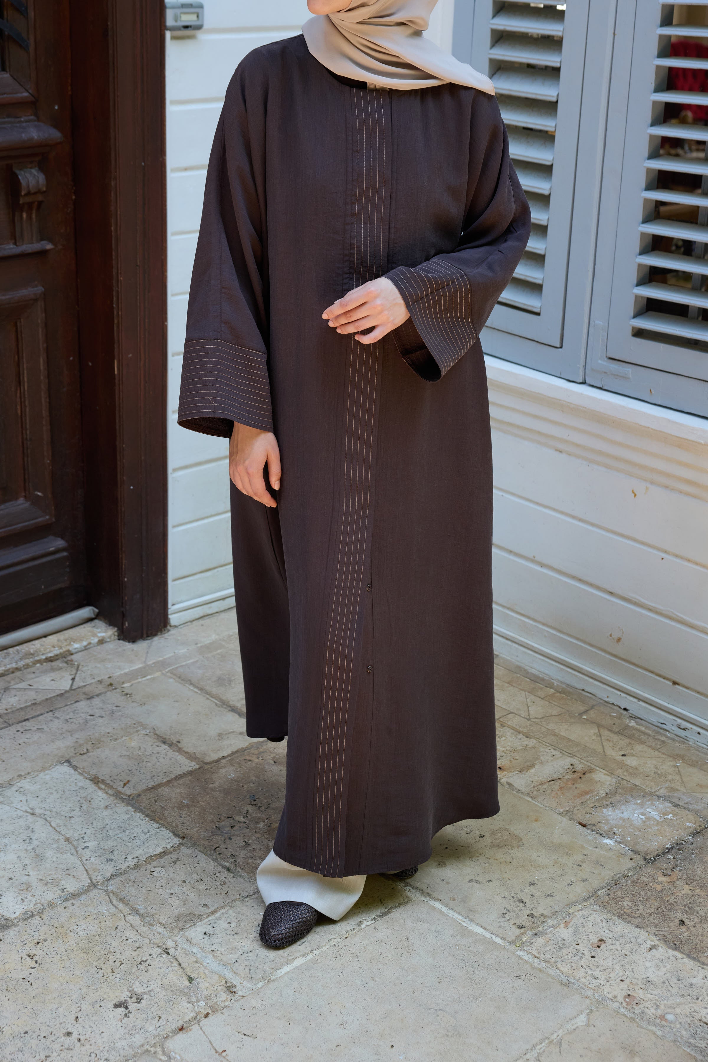 ÇİZGİ DETAYLI KAHVERENGİ TENSEL ABAYA Hubab Abaya