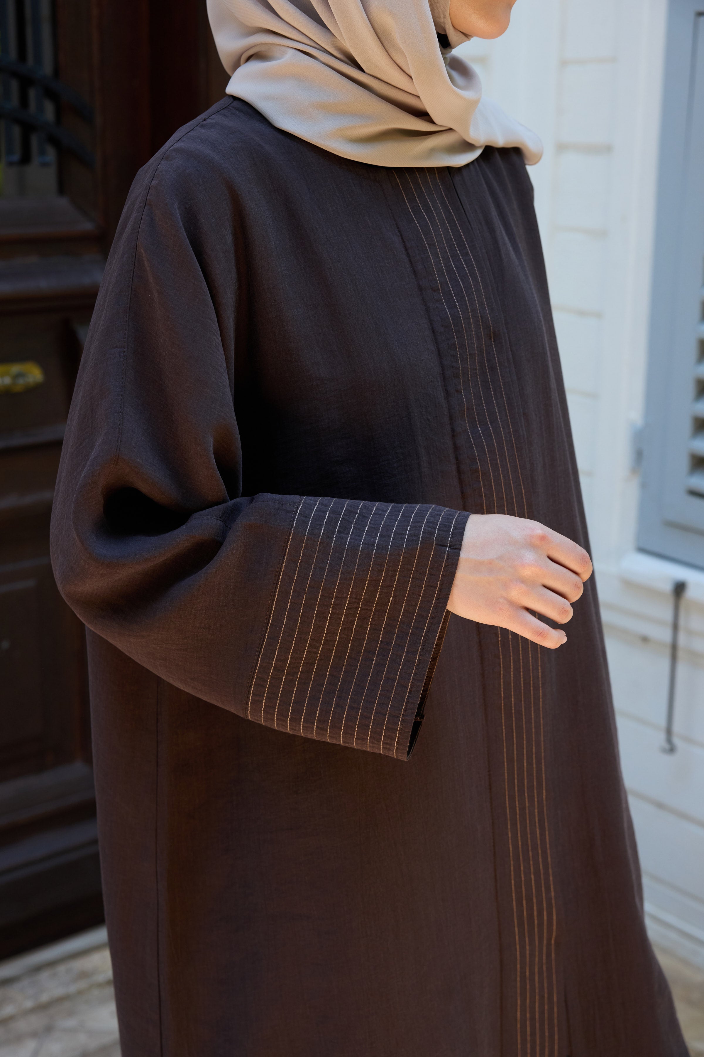 ÇİZGİ DETAYLI KAHVERENGİ TENSEL ABAYA Hubab Abaya