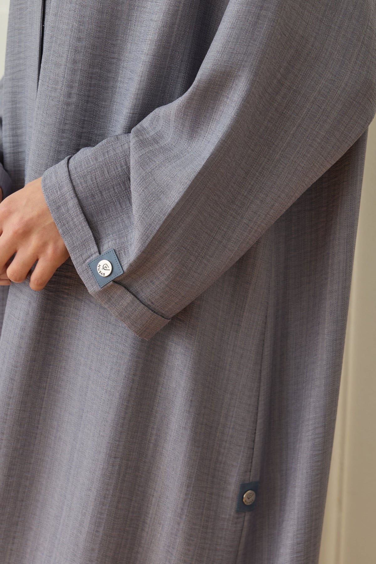 Logo Detaylı Basic Abaya Gri Hubab Abaya