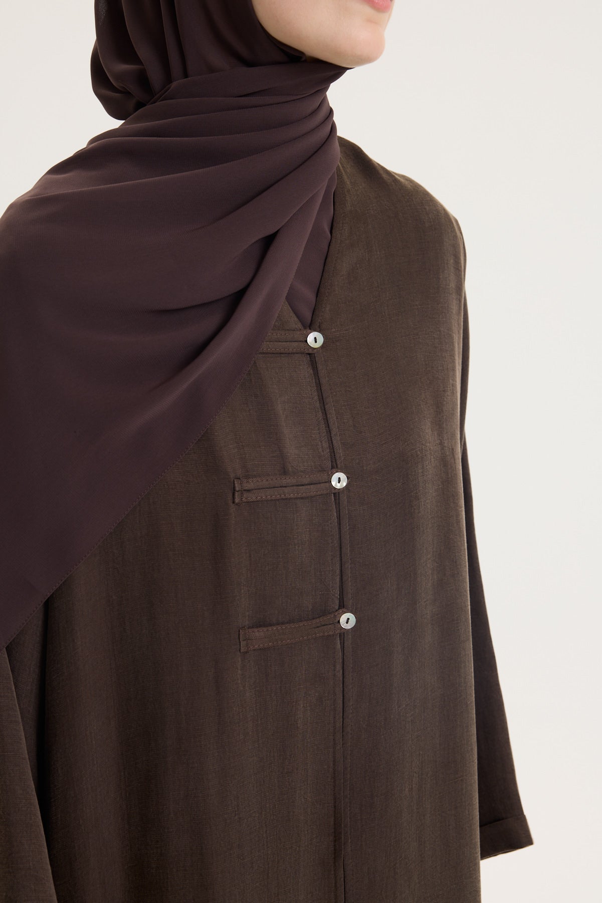 BRİT DETAYLI KAHVERENGİ KUPRA ABAYA Hubab Abaya