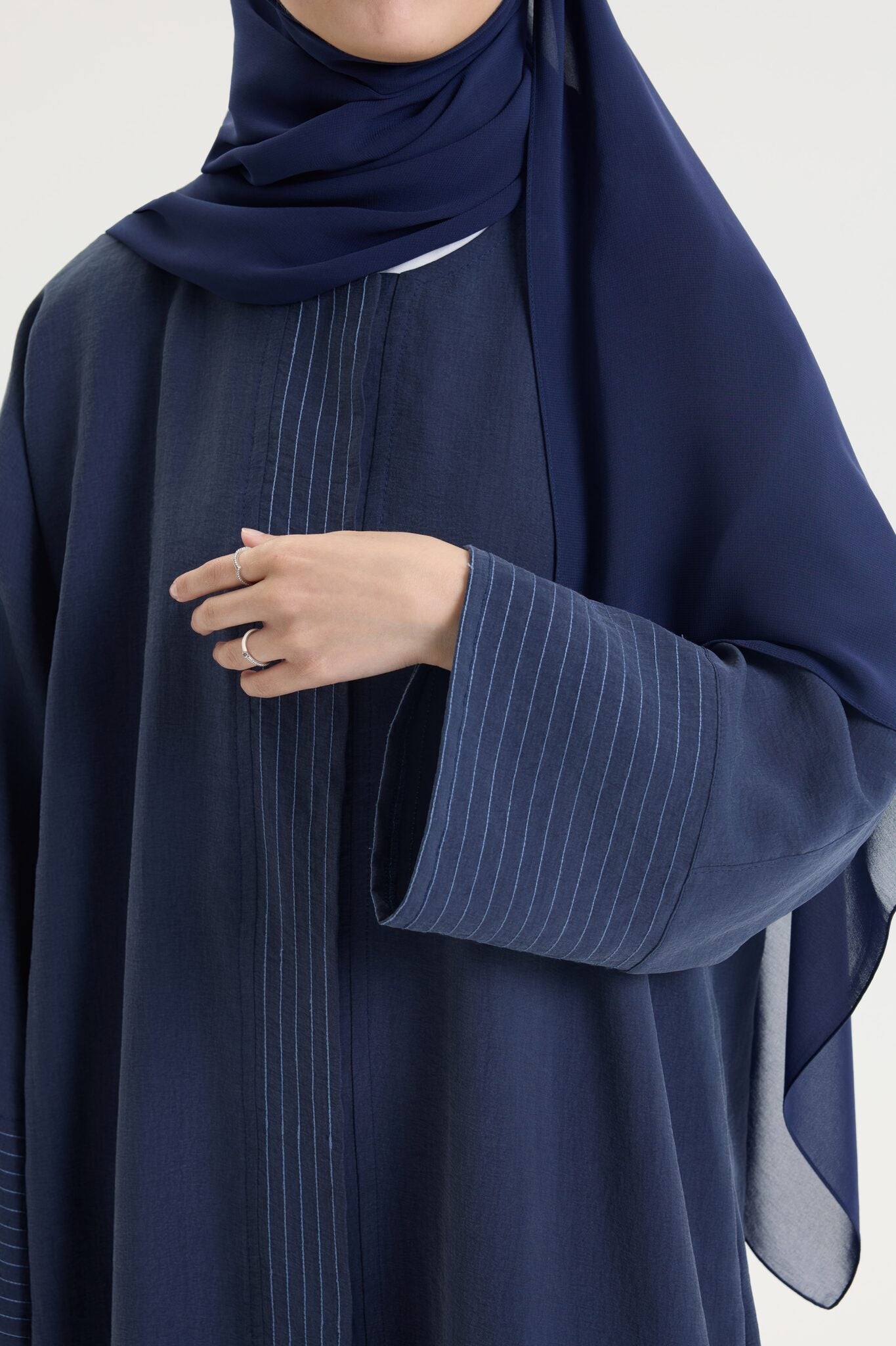 ÇİZGİ DETAYLI LACİVERT TENSEL ABAYA Hubab Abaya