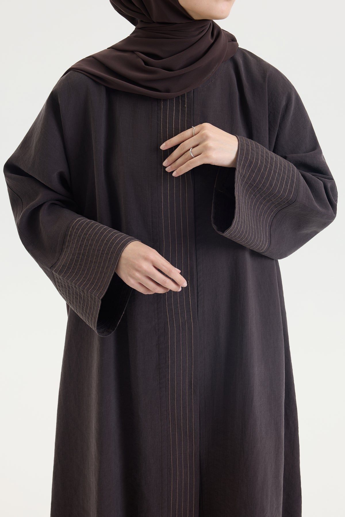 ÇİZGİ DETAYLI KAHVERENGİ TENSEL ABAYA Hubab Abaya