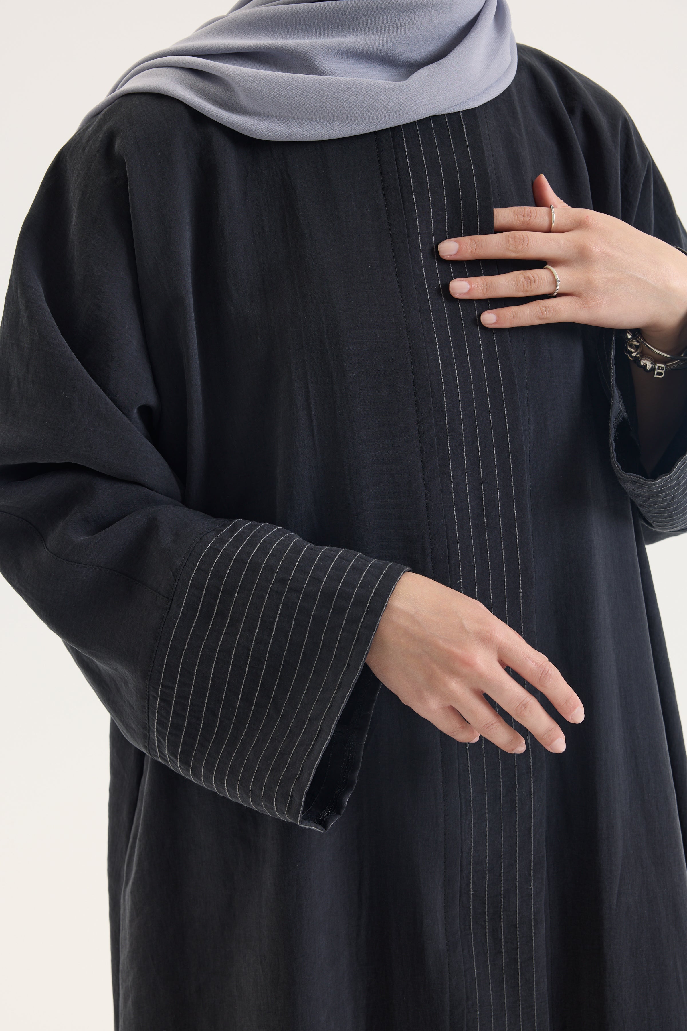 ÇİZGİ DETAYLI SİYAH TENSEL ABAYA Hubab Abaya