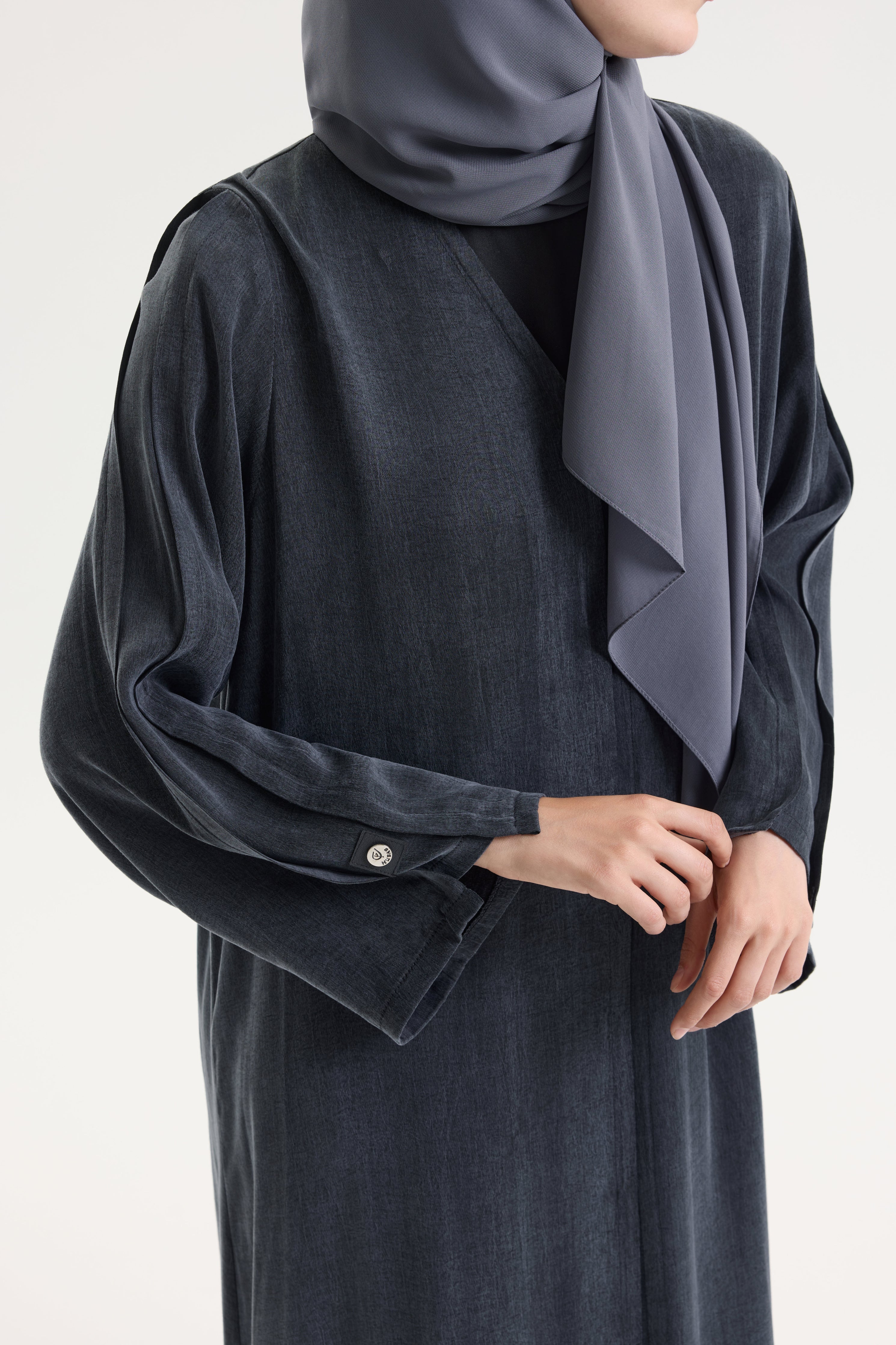 Essential Siyah Abaya Hubab Abaya