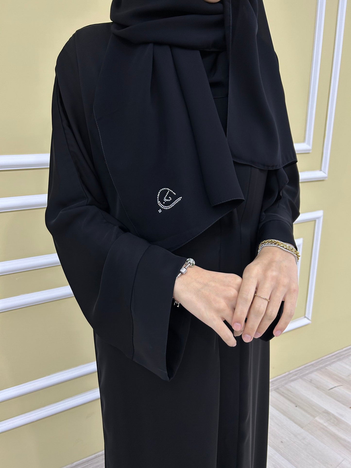 Swarovski Logo Şal Hubab Abaya